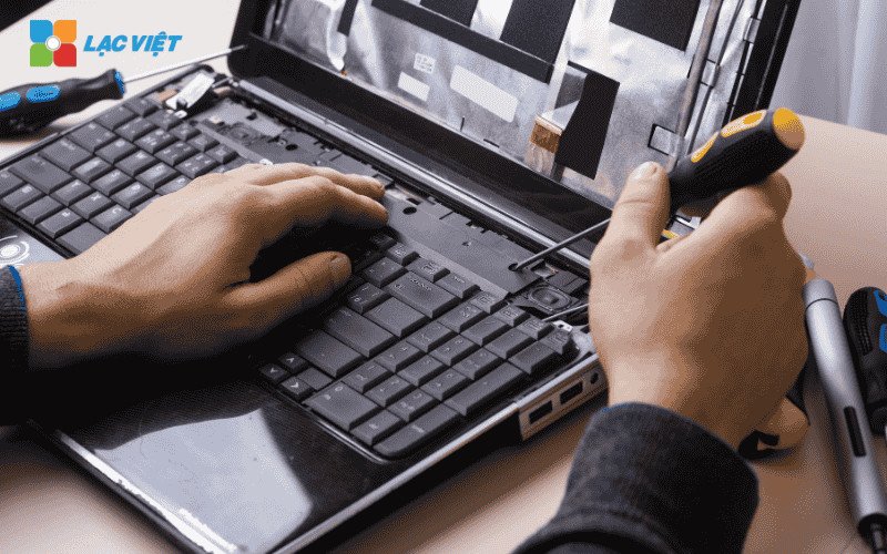 Kiểm tra tình trạng laptop trước khi sửa bản lề