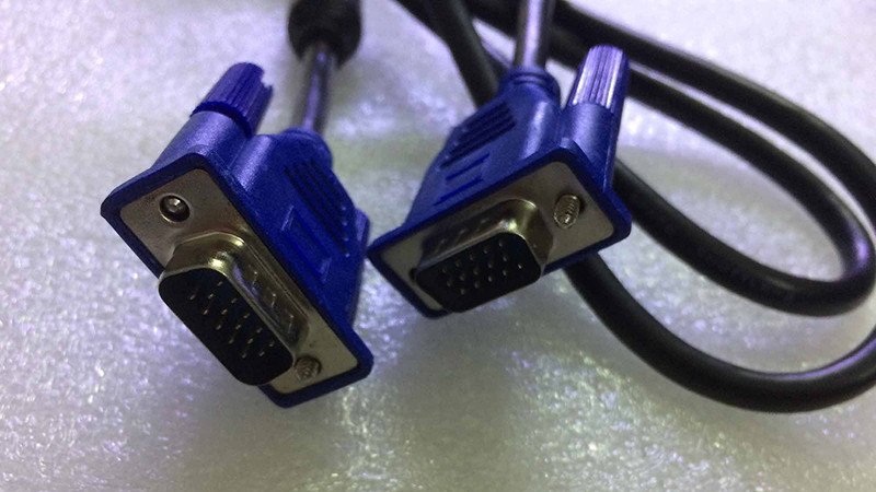 Kiểm tra và cắm lại cáp màn hình để khắc phục lỗi màn hình laptop bị nhòe