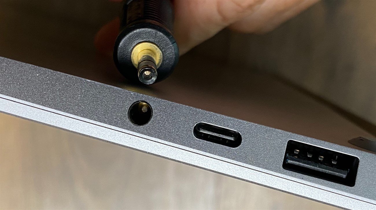 Kiểm tra và cắm lại jack cắm microphone vào laptop