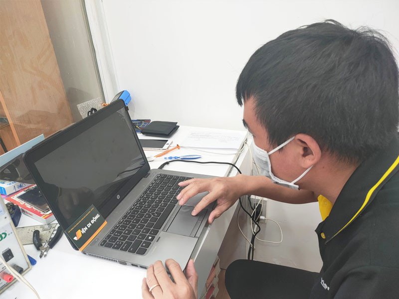 Kiểm tra và sửa chữa laptop bị vào nước