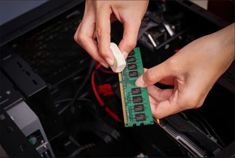 Kiểm tra và tháo pin laptop Dell để khắc phục lỗi đèn báo