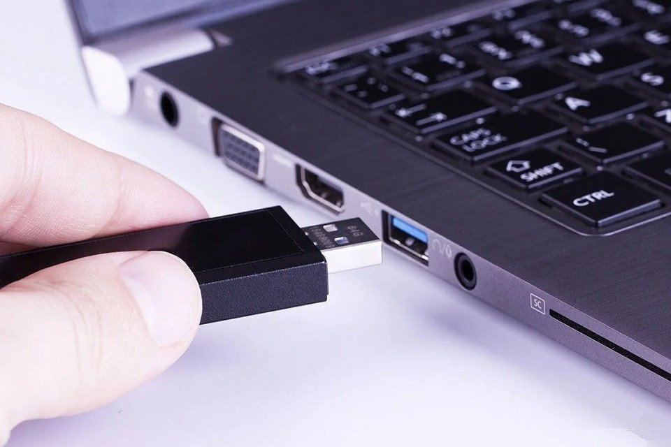Kiểm tra và tháo thẻ nhớ, USB khi laptop Dell mở không lên màn hình chính