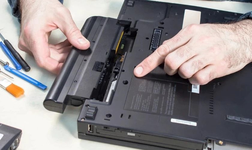 Kiểm tra và thay pin laptop khi thiết bị không khởi động được