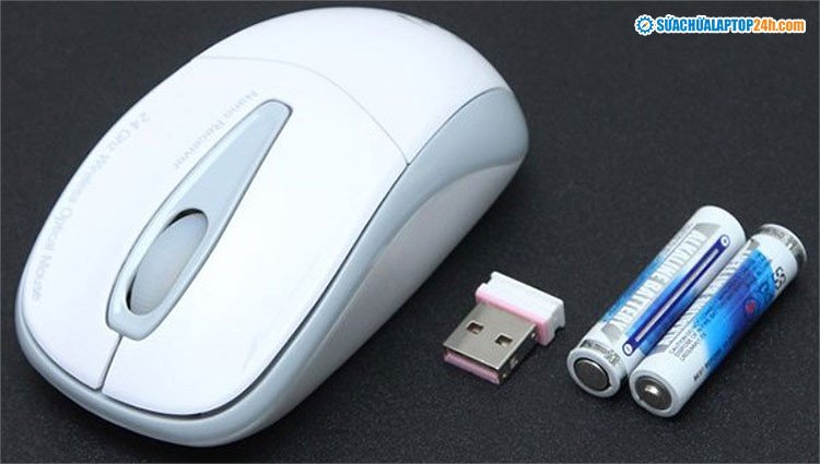 Kiểm tra và thay pin mới cho chuột Bluetooth khi laptop không nhận chuột