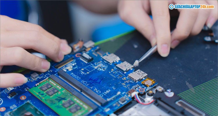 Kiểm tra và vệ sinh cổng kết nối tai nghe trên laptop