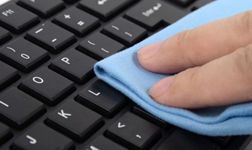 Kiểm tra và vệ sinh phím F5 trên bàn phím laptop Dell khi gặp sự cố