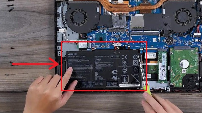 Kiểm tra vị trí và ngắt kết nối pin laptop trước khi thao tác