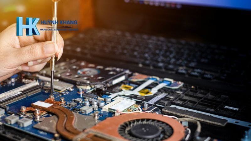 Kỹ thuật viên chuyên nghiệp đang kiểm tra lỗi laptop tại Thủ Đức
