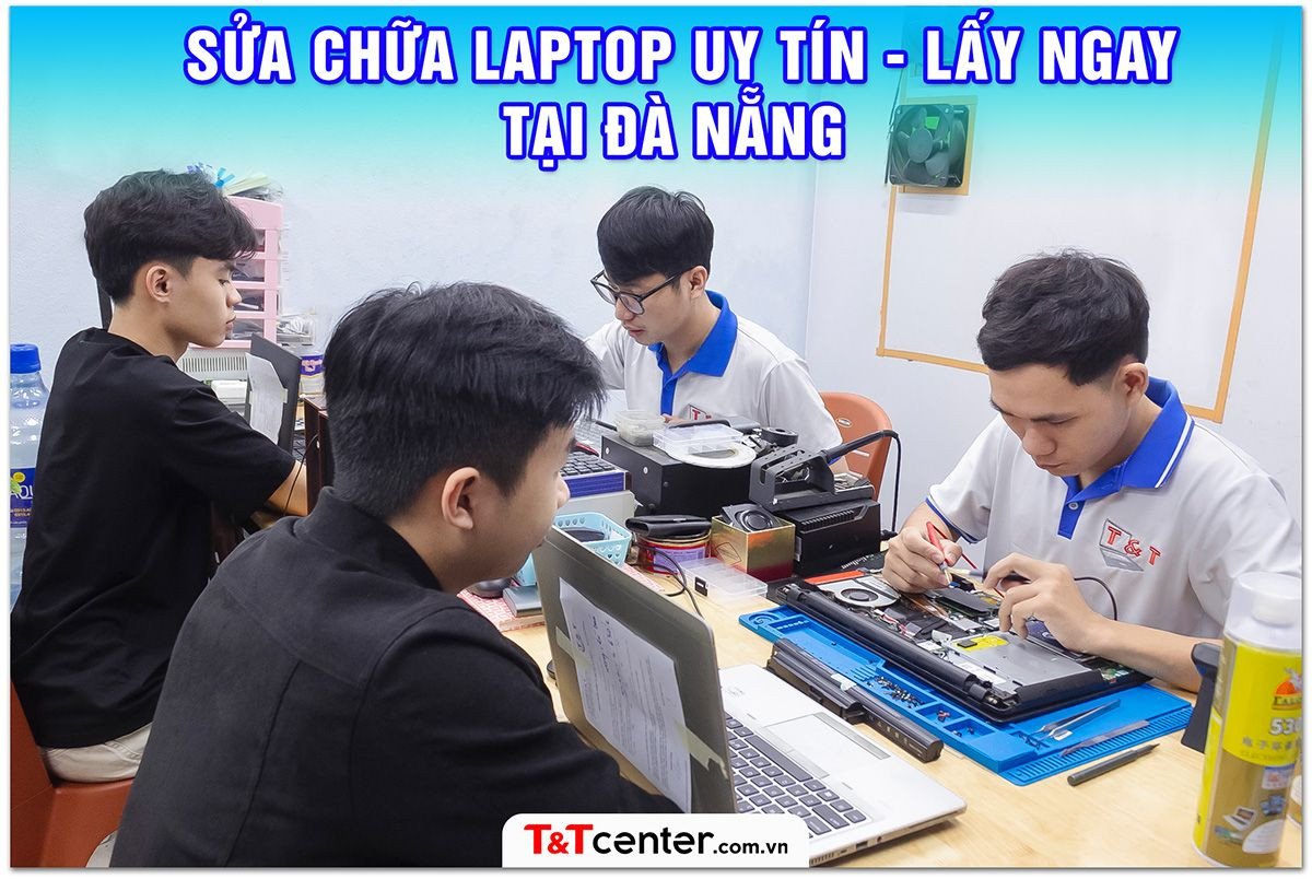 Kỹ thuật viên chuyên nghiệp kiểm tra và sửa laptop tại Đà Nẵng