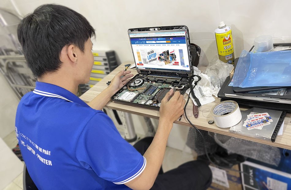 Kỹ thuật viên chuyên nghiệp tại cửa hàng sửa laptop quận 3 đang khắc phục lỗi