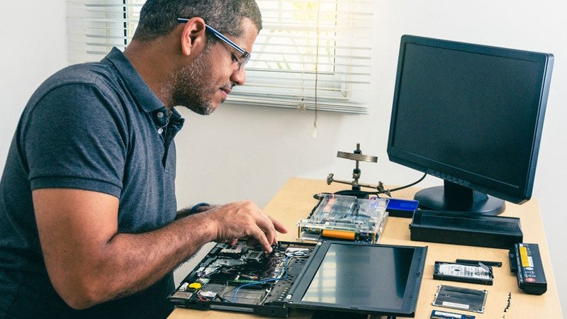 Kỹ thuật viên chuyên nghiệp thực hiện **thay màn laptop Dell giá** tốt