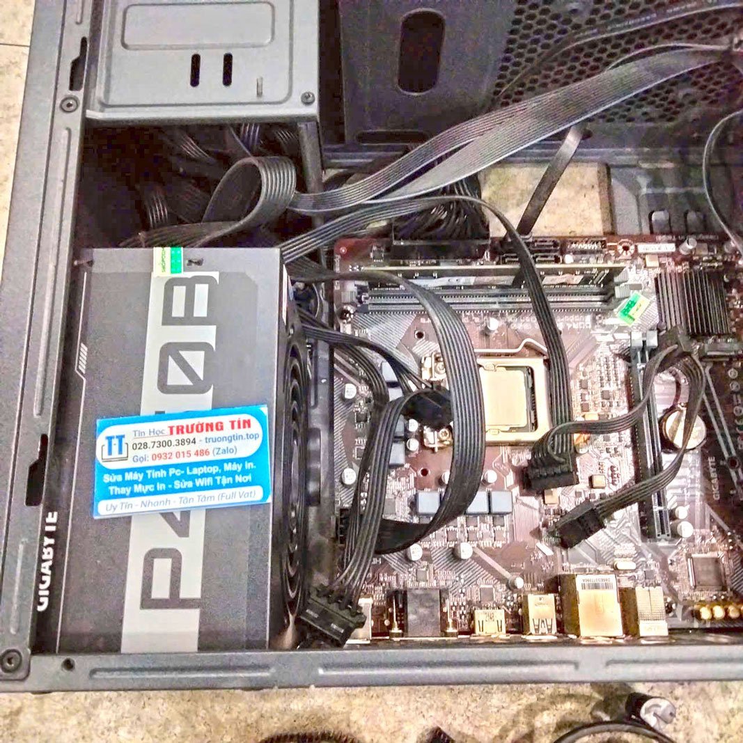 Kỹ thuật viên đang khắc phục lỗi laptop Bình Thạnh