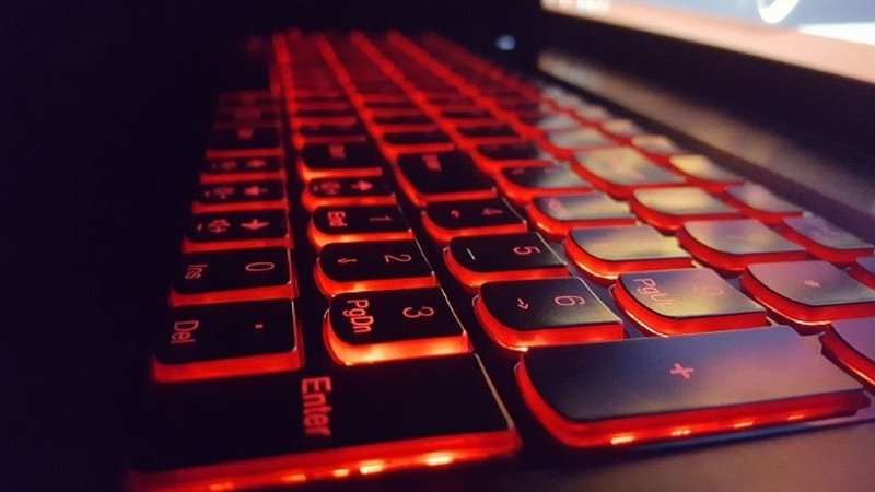 Kỹ thuật viên đang kiểm tra bàn phím laptop Asus