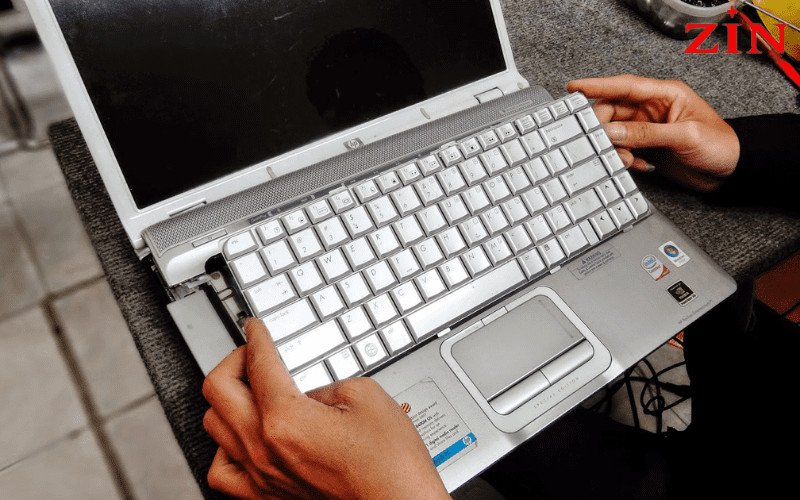 Kỹ thuật viên đang kiểm tra bàn phím máy tính laptop HP