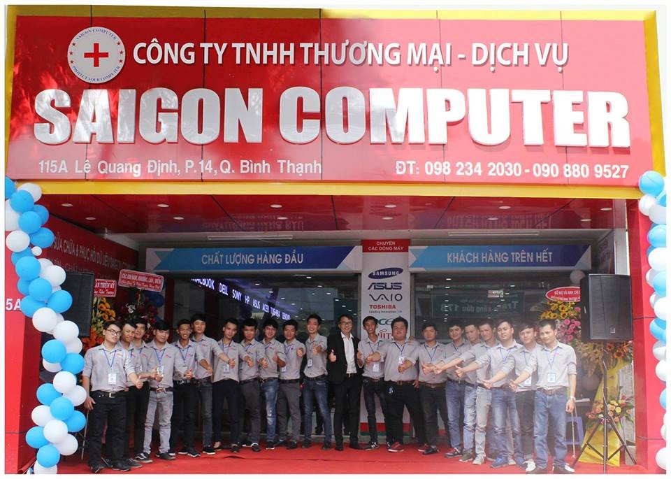 Kỹ thuật viên đang kiểm tra bên trong laptop, có thể là để thay ram laptop Bình Thạnh
