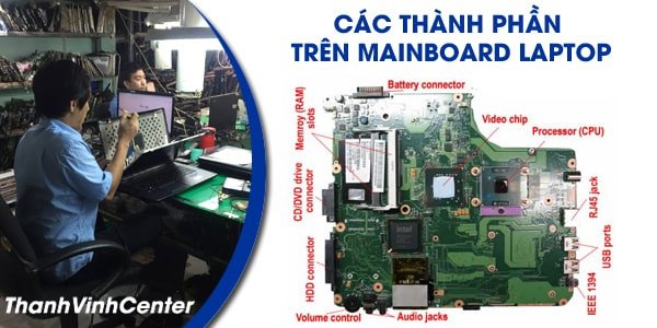 Kỹ thuật viên đang kiểm tra bo mạch chủ của một chiếc laptop