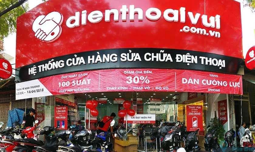 Kỹ thuật viên đang kiểm tra hoặc sửa chữa phần cứng bàn phím của laptop Acer Aspire 7