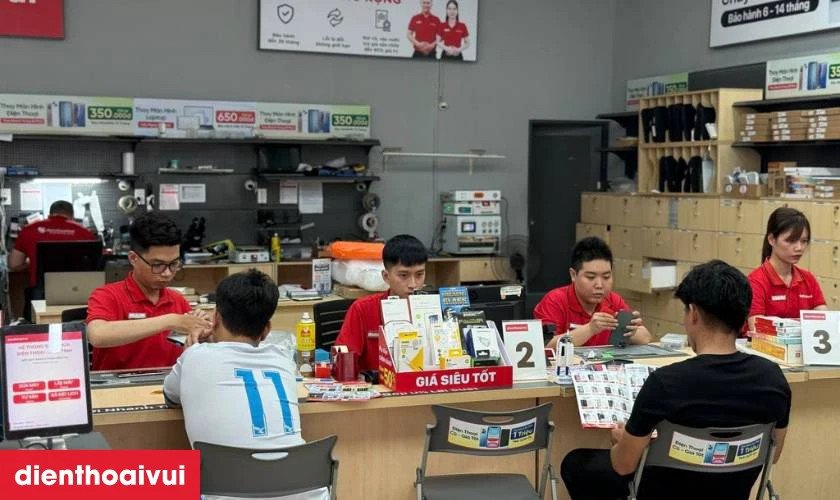 Kỹ thuật viên đang kiểm tra lại AirPods 2 sau khi hoàn tất quy trình thay pin tai nghe Airpod 2, đảm bảo chất lượng.