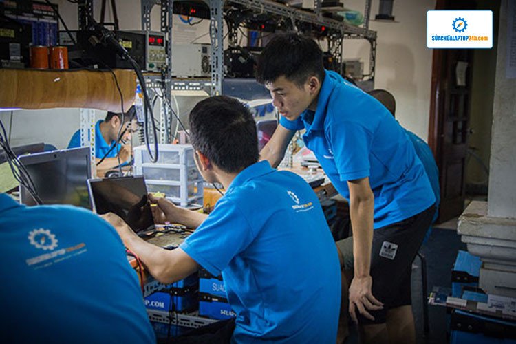 Kỹ thuật viên đang kiểm tra laptop chuyên nghiệp, hình ảnh minh họa dịch vụ sửa chữa laptop lấy ngay.