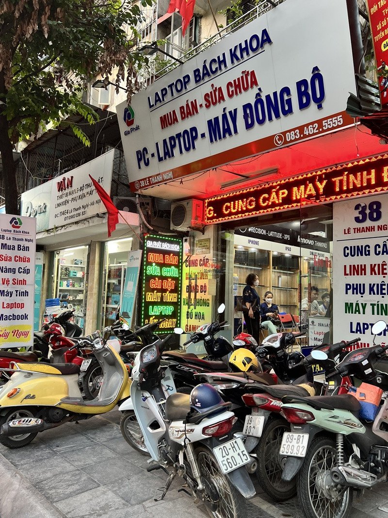 Kỹ thuật viên đang kiểm tra laptop chuyên nghiệp tại Hà Nội