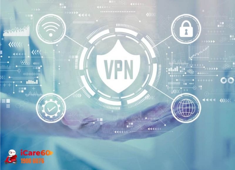 Kỹ thuật viên đang kiểm tra laptop để cài đặt lại hệ điều hành