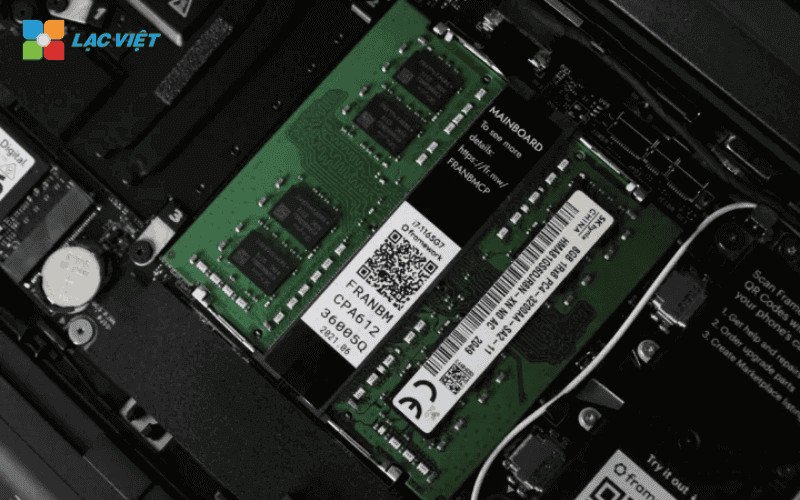 Kỹ thuật viên đang kiểm tra laptop Dell trước khi thực hiện quy trình thay RAM laptop Dell.