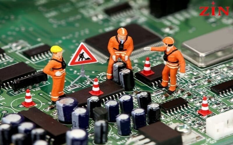 Kỹ thuật viên đang kiểm tra laptop tại cửa hàng sửa chữa laptop