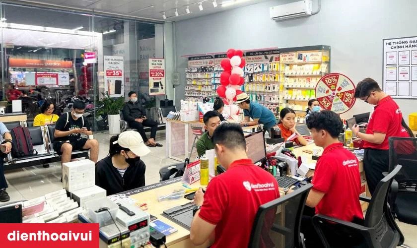 Kỹ thuật viên đang kiểm tra laptop tại một trung tâm sửa chữa uy tín ở quận 7