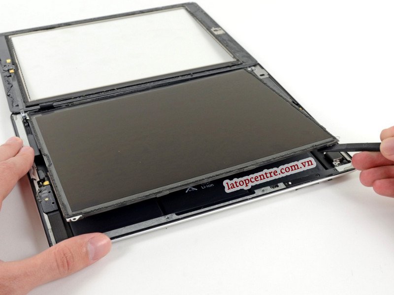 Kỹ thuật viên đang kiểm tra linh kiện bên trong laptop bị rơi