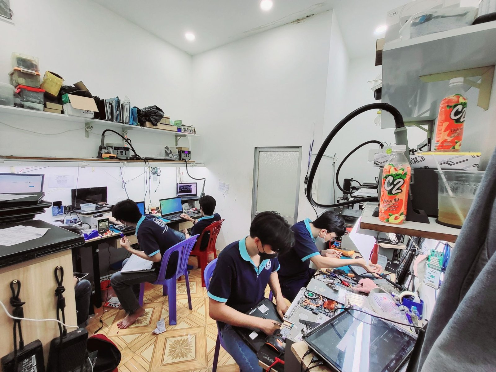 Kỹ thuật viên đang kiểm tra lỗi âm thanh trên laptop Asus VivoBook