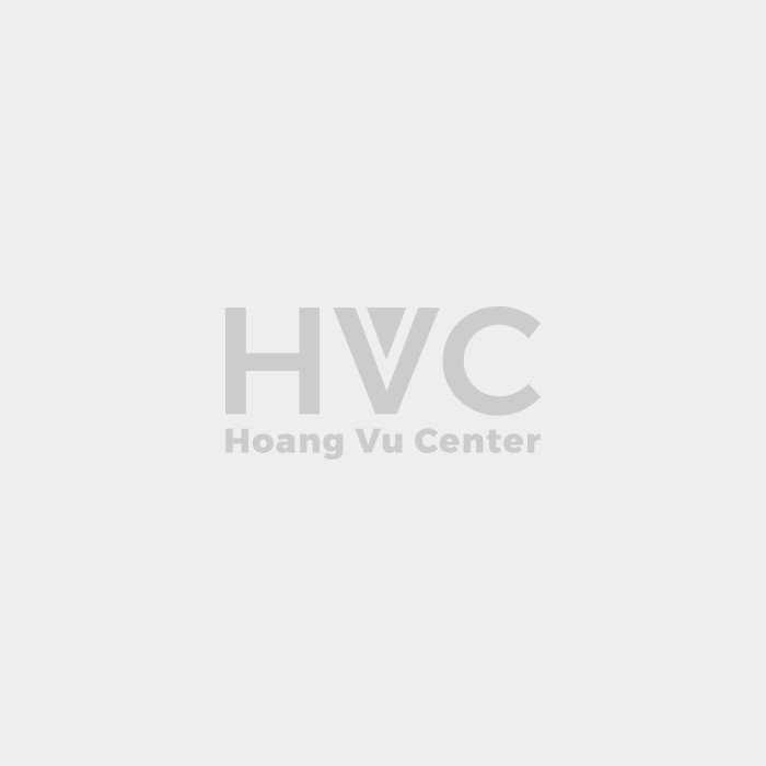 Kỹ thuật viên đang kiểm tra mainboard laptop để chẩn đoán lỗi không lên màn hình