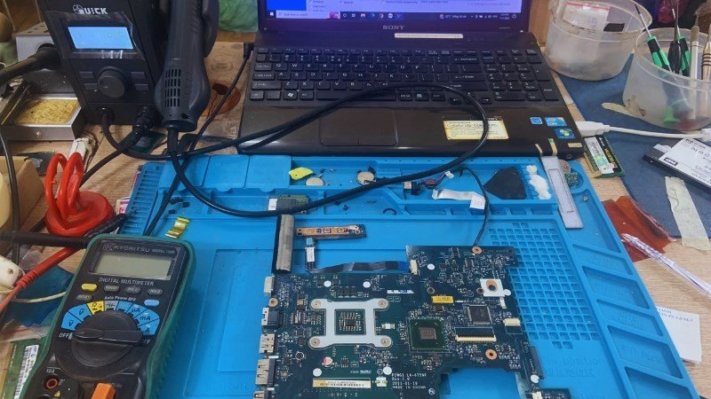 Kỹ thuật viên đang kiểm tra mainboard laptop, nhấn mạnh tầm quan trọng của việc chọn địa chỉ sửa chữa uy tín khi thay main laptop.