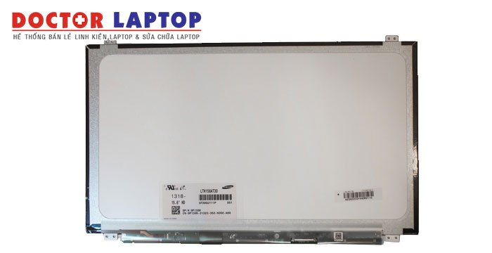 Kỹ thuật viên đang kiểm tra màn hình laptop Asus để báo giá thay