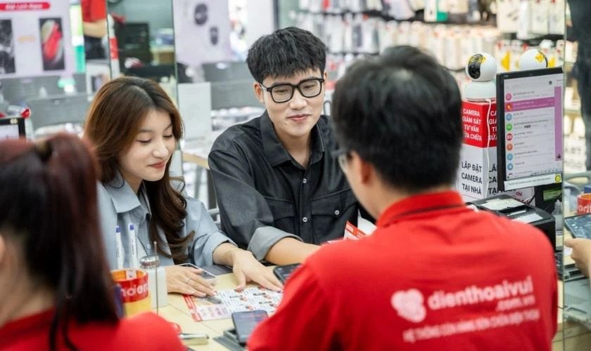 Kỹ thuật viên đang kiểm tra màn hình laptop bị lỗi tại trung tâm sửa chữa