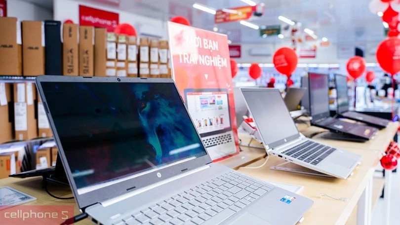 Kỹ thuật viên đang kiểm tra thông số kỹ thuật trên màn hình laptop