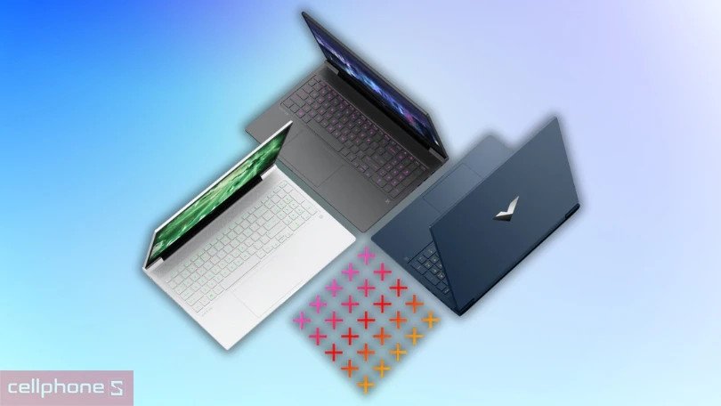 Kỹ thuật viên đang kiểm tra tổng thể tình trạng của một chiếc laptop