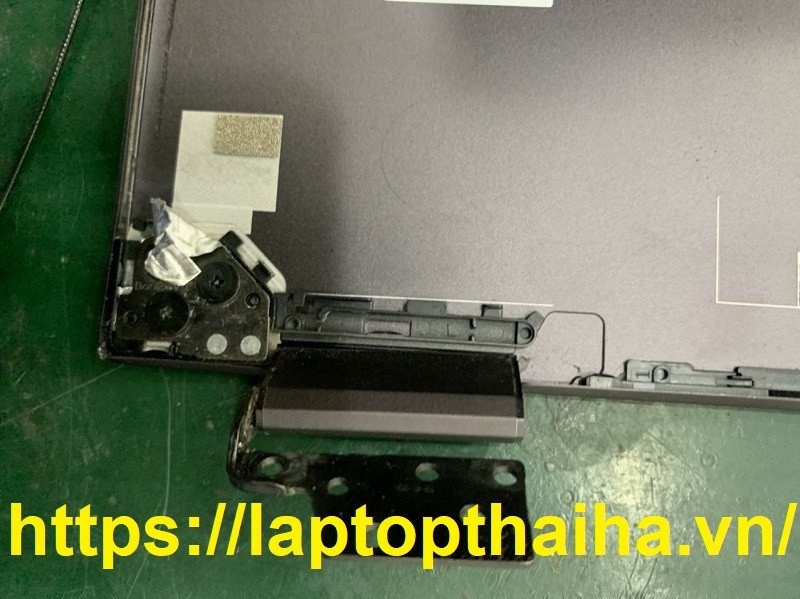 Kỹ thuật viên đang kiểm tra và sửa bản lề laptop bị bung, khắc phục lỗi trục xoay