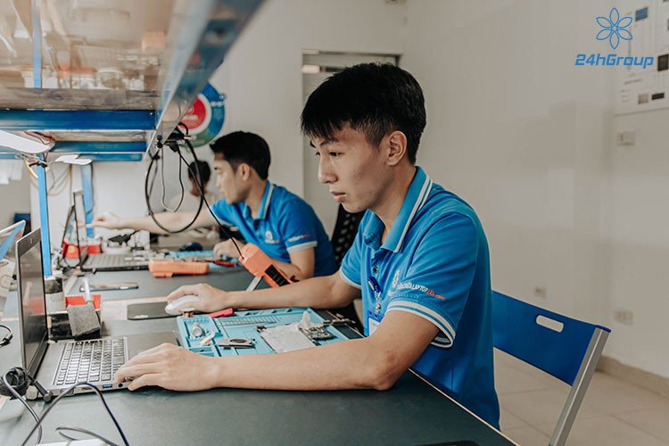 Kỹ thuật viên đang kiểm tra và sửa chữa laptop tại cơ sở Hồ Tùng Mậu