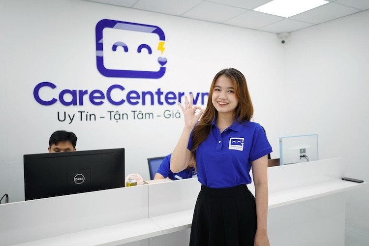 Kỹ thuật viên đang kiểm tra và thay thế bàn phím laptop tại trung tâm sửa chữa chuyên nghiệp.