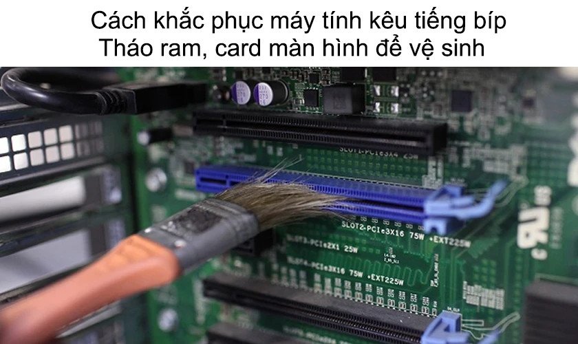 Kỹ thuật viên đang kiểm tra và thay thế card màn hình để sửa lỗi laptop kêu tiếng bip liên tục