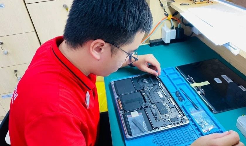 Kỹ thuật viên đang kiểm tra và thay thế linh kiện card màn hình cho laptop.