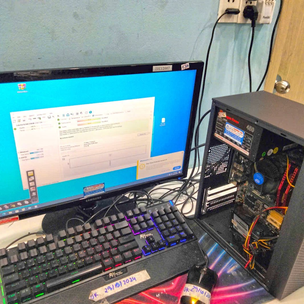 Kỹ thuật viên đang làm việc trên mainboard laptop tại trung tâm sửa chữa laptop quận Bình Thạnh