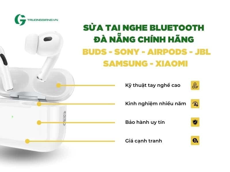 Kỹ thuật viên đang sửa chữa tai nghe Bluetooth chuyên nghiệp