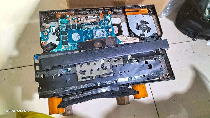 Kỹ thuật viên đang thay bàn phím laptop