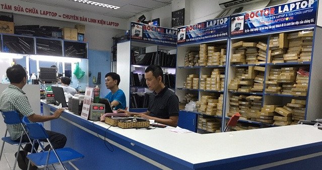 Kỹ thuật viên đang thay loa laptop Dell chuyên nghiệp