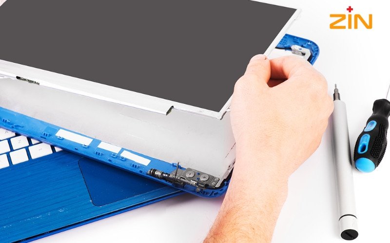 Kỹ thuật viên đang thay màn hình laptop Dell