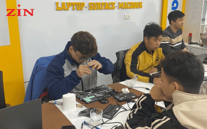 Kỹ thuật viên đang thay pin laptop MSI GF63 chuyên nghiệp