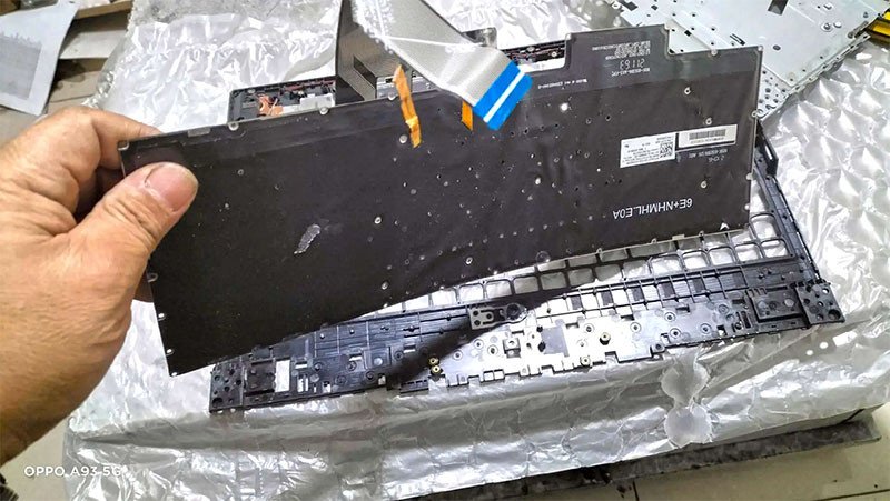 Kỹ thuật viên đang thay thế bàn phím laptop