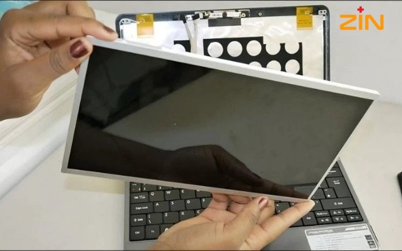 Kỹ thuật viên đang thay thế màn hình laptop Asus cho một mẫu máy phổ biến