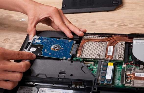 Kỹ thuật viên đang thay thế ổ cứng SSD cho laptop Lenovo ThinkPad, quy trình nâng cấp ổ cứng tốc độ cao